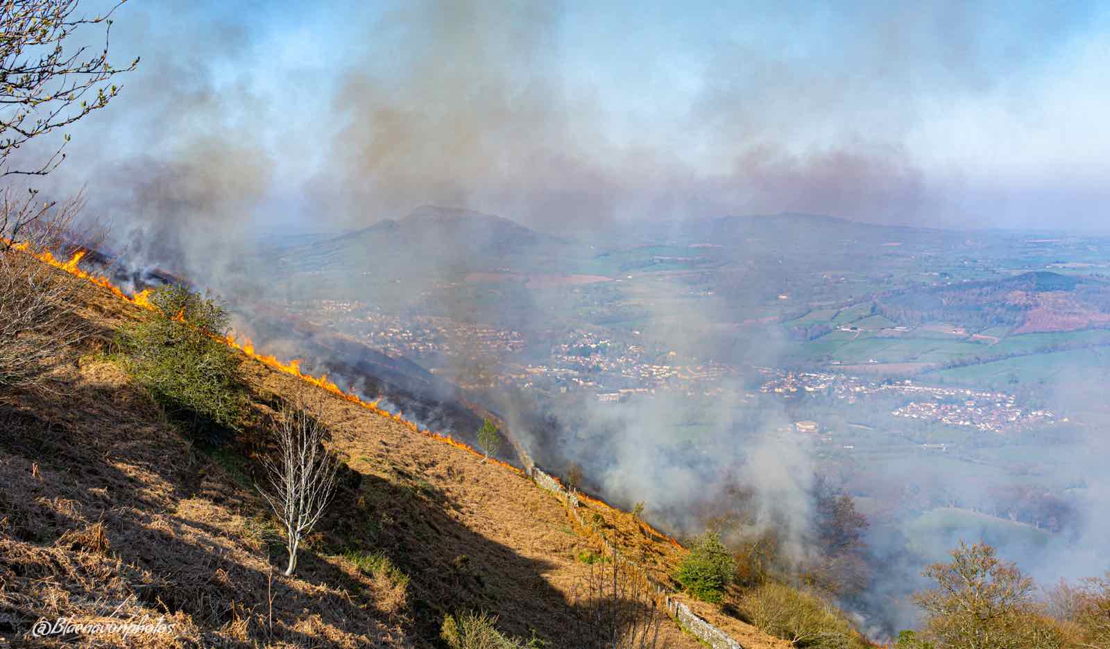 Smoke and fire spreading along the Blorenge hillside