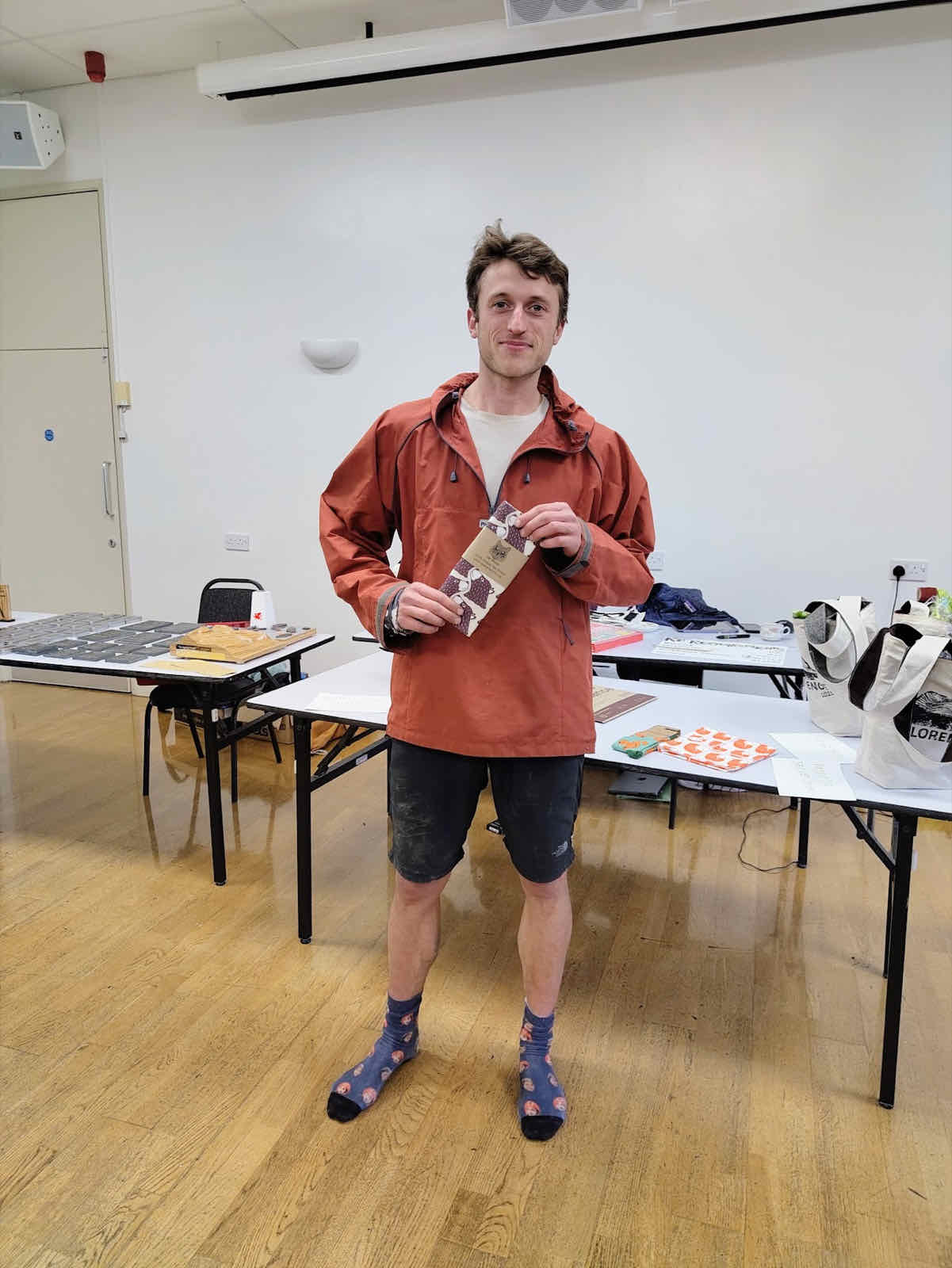 Tom Spearman, the 2025 men’s winner, holding his race prize